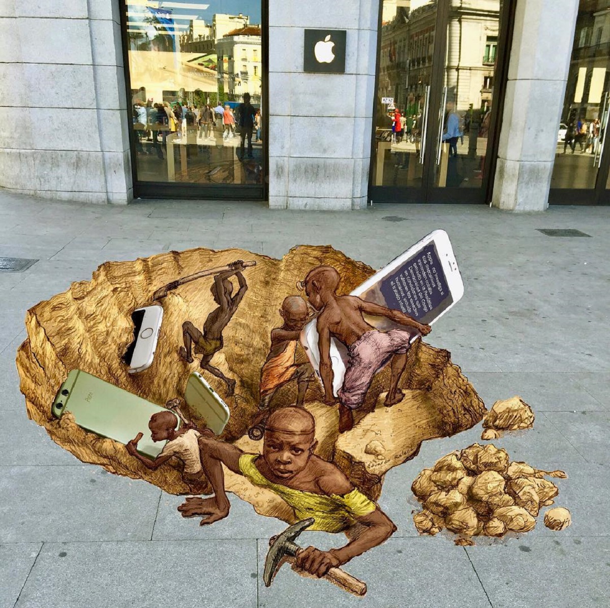 Street Art on Child Labor in front of Apple store (Madrid, Spain) <3 Eduardo Relero also did this drawing for Amnesty Hannover of child labor in the extraction of Cobalt in Congo for the global manufacture of electric cars: streetartutopia.com/street-art-on-…