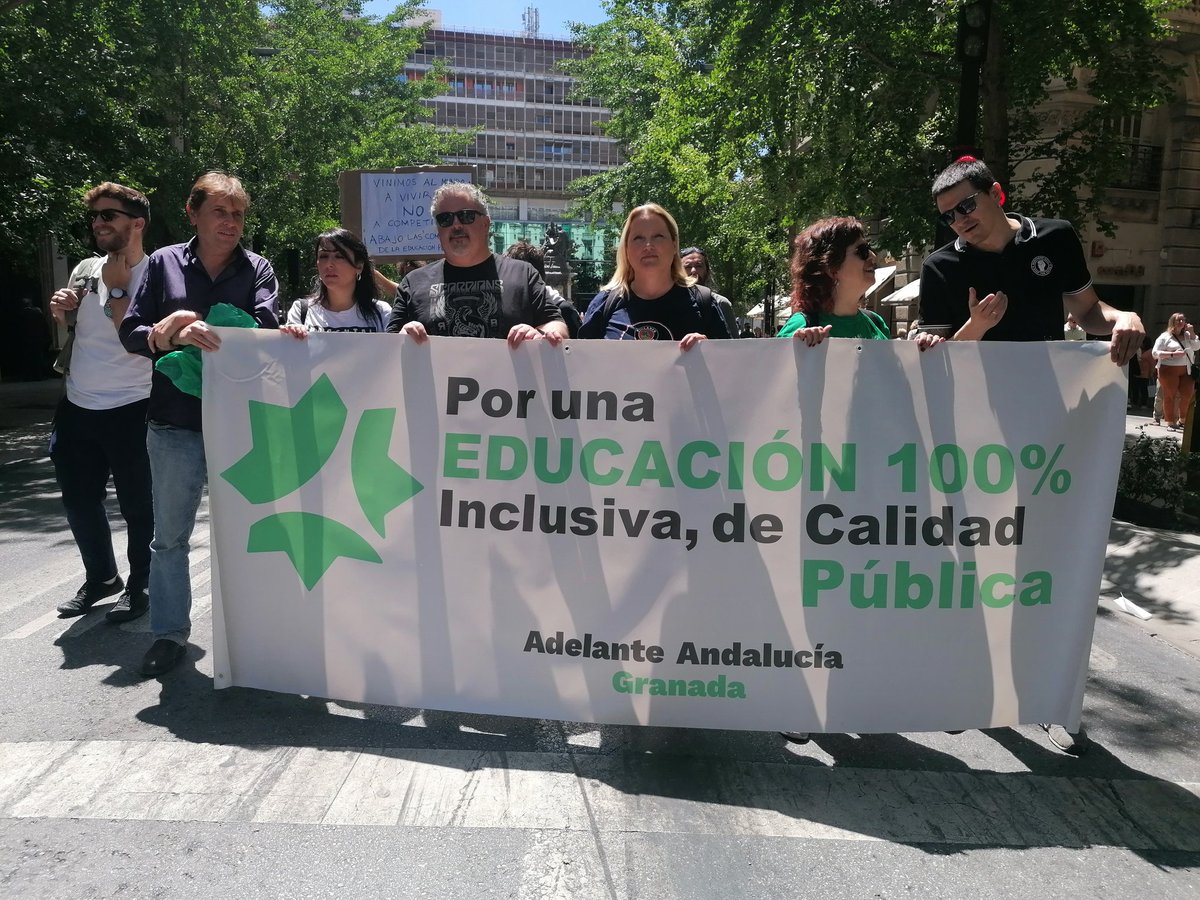 Apoyando la huelga de la comunidad educativa en Granada. Por una educación 100% pública andaluza de cálidad. ¡Moreno Bonilla queremos más plantilla!
