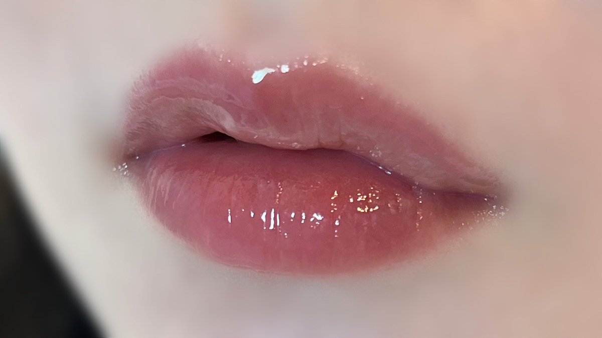 ロムアンドのグラスティングカラーグロス 04、透け感たっぷりのちゅるちゅるぶどうリップで可愛すぎる、、、🍇重ね付けはもちろん、これ1本でめっっっっちゃ可愛いぷっくりうるうる唇に仕上がる🥹♥️