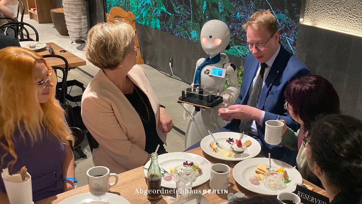 Barrierefreiheit und soziale Teilhabe von Menschen mit Behinderungen ist auch in Berlin ein wichtiges Thema. Vor diesem Hintergrund besuchte #AGH-Präsidentin @CorneliaSeibeld heute das Avatar Robot Cafés in Tokyo. Ein Projekt, das Menschen mit Einschränkungen Teilhabe ermöglicht.