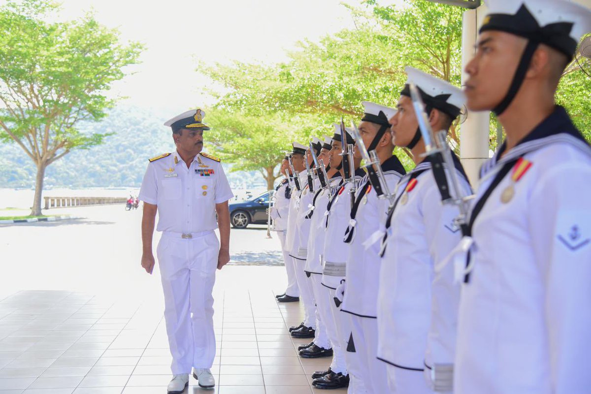 As part of bilateral naval engagements #IndianNavy Flag Officer Commanding Eastern Fleet (#FOCEF), Rear Admiral Rajesh Dhankar and High Commissioner @BN_Reddy_8888 interacted with Deputy Fleet Commander, Eastern Fleet, #RoyalMalaysianNavy. A ceremonial guard of honour was