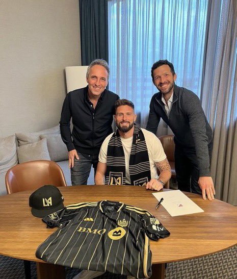 LAFC confirm Olivier Giroud has joined until the end of the 2025 MLS season with an option to extend by a further year.🇺🇸 🗣️ Giroud: “I am delighted and excited to join LAFC.I can’t wait to get to Los Angeles and to play in front of the 3252 and all of the incredible fans.”