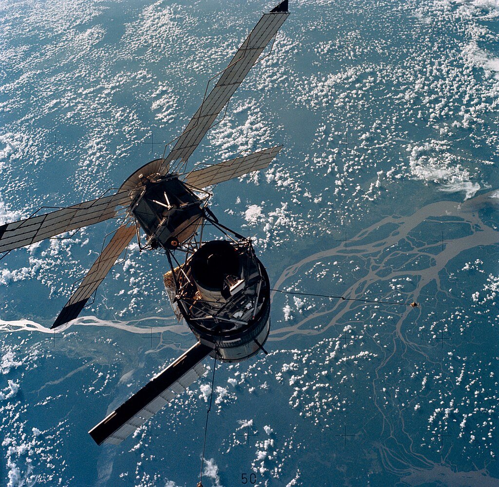 #NesteDia, em 1973, a estação Skylab foi colocada em órbita da Terra por um Saturno V!

A estação recebeu astronautas em três missões diferentes ao longo de 1973 e 1974.

Seu lançamento tem, até hoje, o recorde de maior massa colocada em órbita da Terra de uma só vez, com cerca