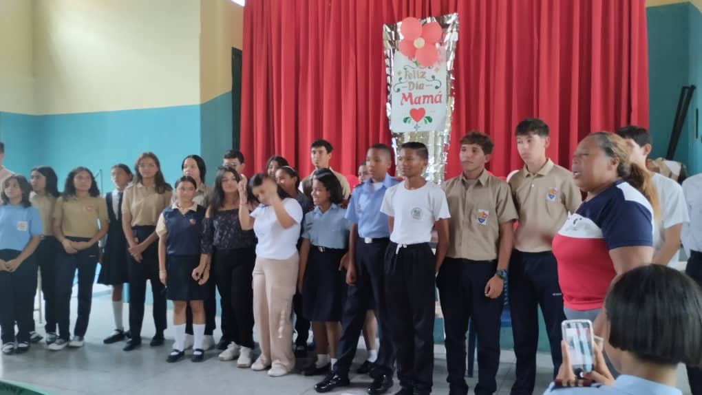 CDCE Barinas (@cdcebarinas) on Twitter photo #Barinas | El día de ayer lunes 13/05/2024 fueron seleccionados en el congreso regional, los voceros estudiantiles que representarán a Barinas en el III Congreso Nacional de la OBE a realizarse en la ciudad capital
<a href="/NicolasMaduro/">Nicolás Maduro</a>
<a href="/_LaAvanzadora/">Yelitze Santaella</a>
@MPPEDUCACION
<a href="/JacquelinePSUV/">Jacqueline Faria</a> #Barinas | El día de ayer lunes 13/05/2024 fueron seleccionados en el congreso regional, los voceros estudiantiles que representarán a Barinas en el III Congreso Nacional de la OBE a realizarse en la ciudad capital
<a href="/NicolasMaduro/">Nicolás Maduro</a>
<a href="/_LaAvanzadora/">Yelitze Santaella</a>
@MPPEDUCACION
<a href="/JacquelinePSUV/">Jacqueline Faria</a>