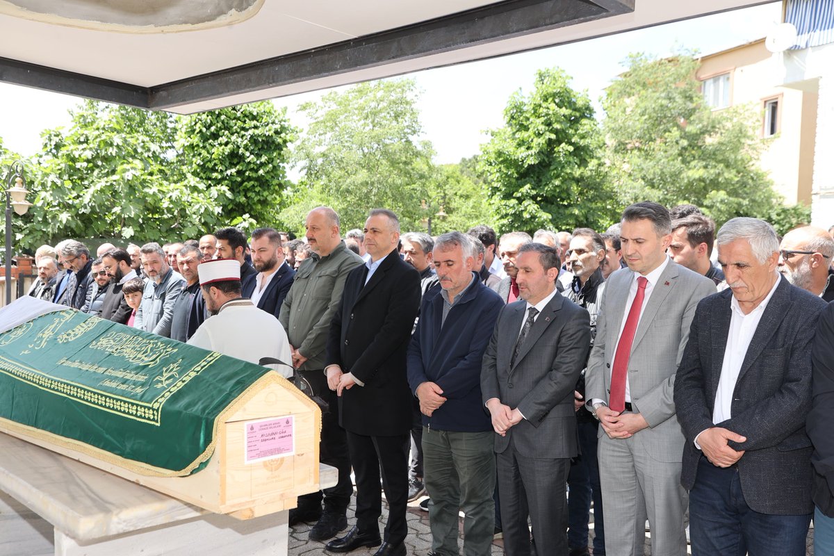 AK Parti İstanbul İl Başkan Yardımcımız Sn. @MEjderBatur ile Meclis Üyemiz Sn. Yücel Usanmaz'ın vefat eden kıymetli annesinin cenaze namazına katıldık. Merhumeye Allah'tan rahmet, Usanmaz ailesine sabr-ı cemil dilerim.