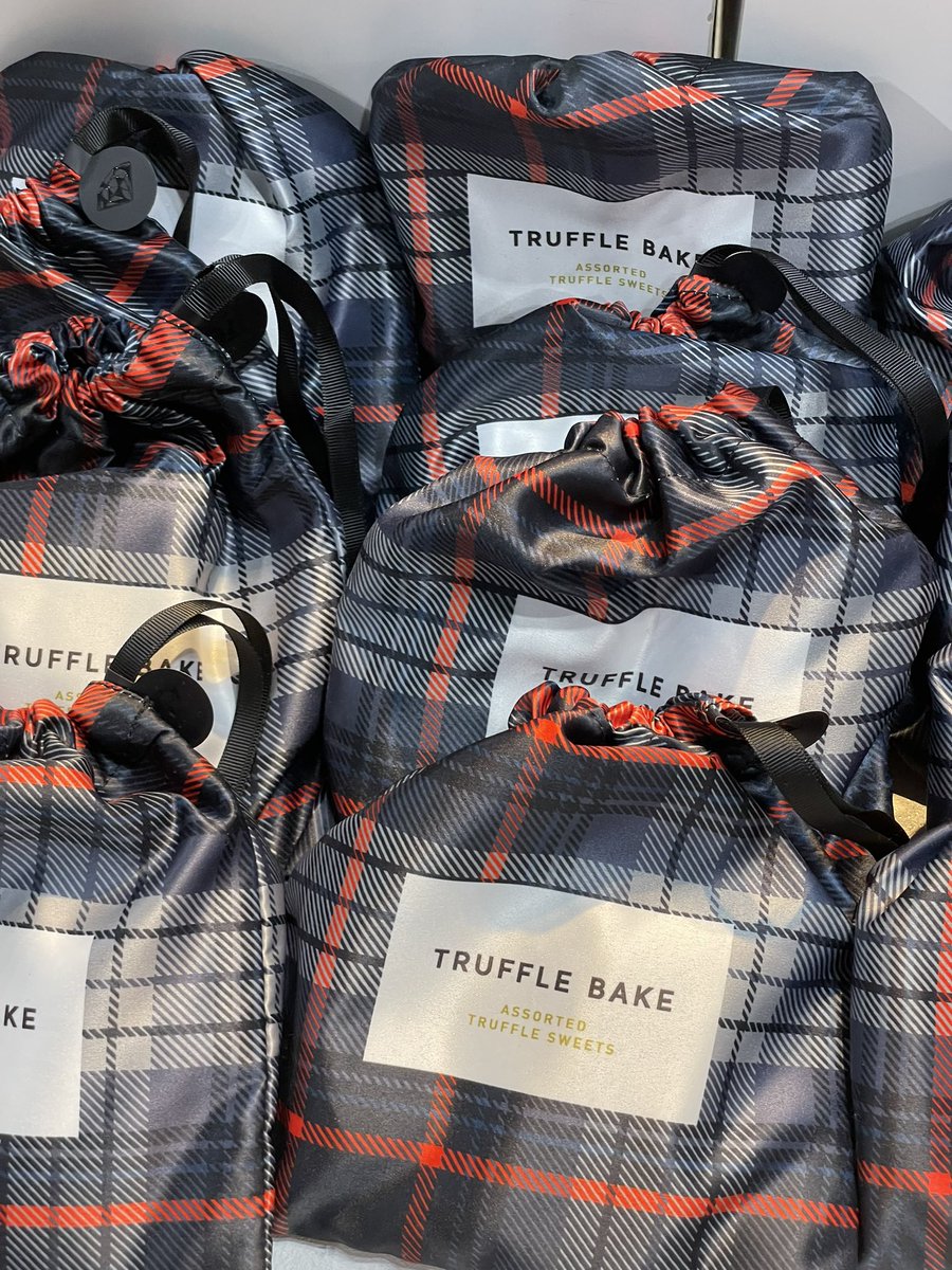 今、品川駅に出てる常設店のないお店【TRUFFLE BAKE】包装可愛すぎん🥺？ サブレ・ガレット・フィナンシェとかの焼き菓子にトリュフの豊かな香りが閉じ込められてるらしい… #トリュフベイク