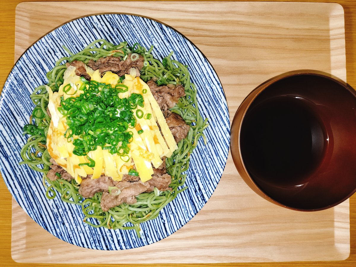 瓦そば✨

皆さん'瓦そば'をご存じですか??
山口県の川棚温泉の名物です☺
アツアツの瓦の上に茶そばや牛肉、錦糸卵が乗っており、甘めのつゆにつけて食べます。これが本当に美味しいんです!!家では瓦は無理なのでフライパンで(笑)

#男子ごはん 
#料理好きな人と繋がりたい 
#レシピブログ 
#瓦そば