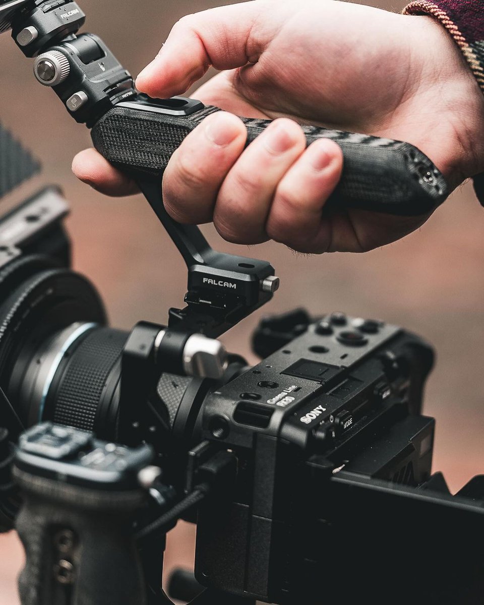 FALCAM_Official's tweet photo. 🤩PACKABLE CAMERA RIG
If you were looking for a camera rig system that can be quick to deploy, this has a camera rig that will make rig building on the fly a lot easier!
📸Cr by @jadon.lm
#camerarig #cinemarig #cinematographer #videorig #videography #cameragearlust https://t.co/BJEdk2Gj3b