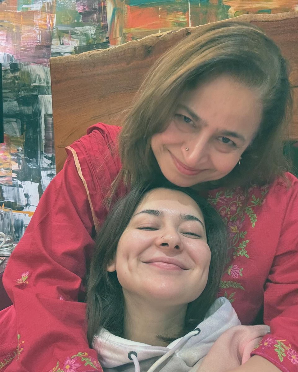 #HaniaAamir with her mother ❤️