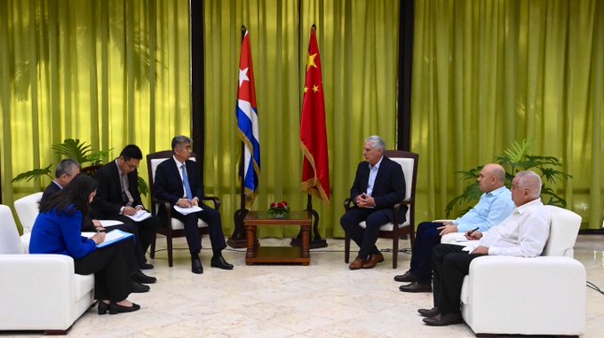 El Presidente de #Cuba 🇨🇺, @DiazCanelB, al vicejefe del Departamento Internacional del Comité Central del Partido Comunista de #China 🇨🇳, Chen Zhou : 'Su visita confirma el excelente estado de las relaciones políticas entre las dos naciones amigas'. 🔗cubaminrex.cu/es/de-cuba-y-c…
