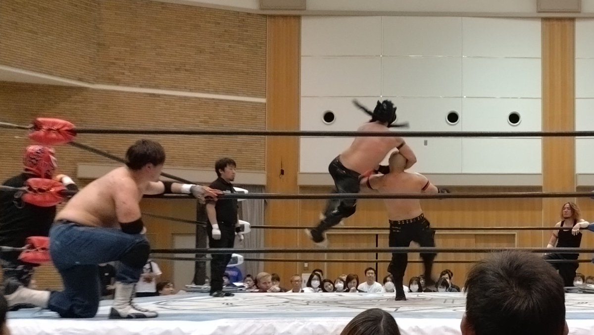 大日本プロレス 出雲大会
プラタナスホール
セミファイナル

🐯ガイナタイガー
☠ストリートファイトデスマッチ

#bjw 
#だらずプロレス 
#松江だんだんプロレス