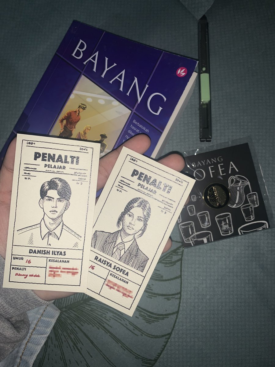 didn’t expect to receive Bayang Sofea this soonest!! book badge and bookmarks are so so sow pretty 😍 thanks @itsteme and @imanpublication 🫶🏻