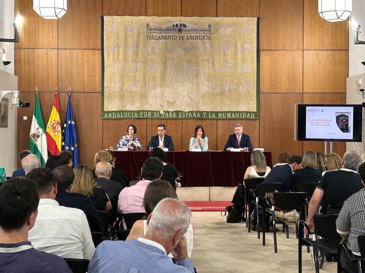 Última mesa de la Jornada 'La atención robada. Su tiempo es oro'. Mar España (@marespanamarti), Directora de la Agencia Española de Protección de Datos (@aepd_es), Francisco Villar Cabeza, psicólogo clínico del Hospital San Joan de Deu de Barcelona y Catherine L'Ecuyer