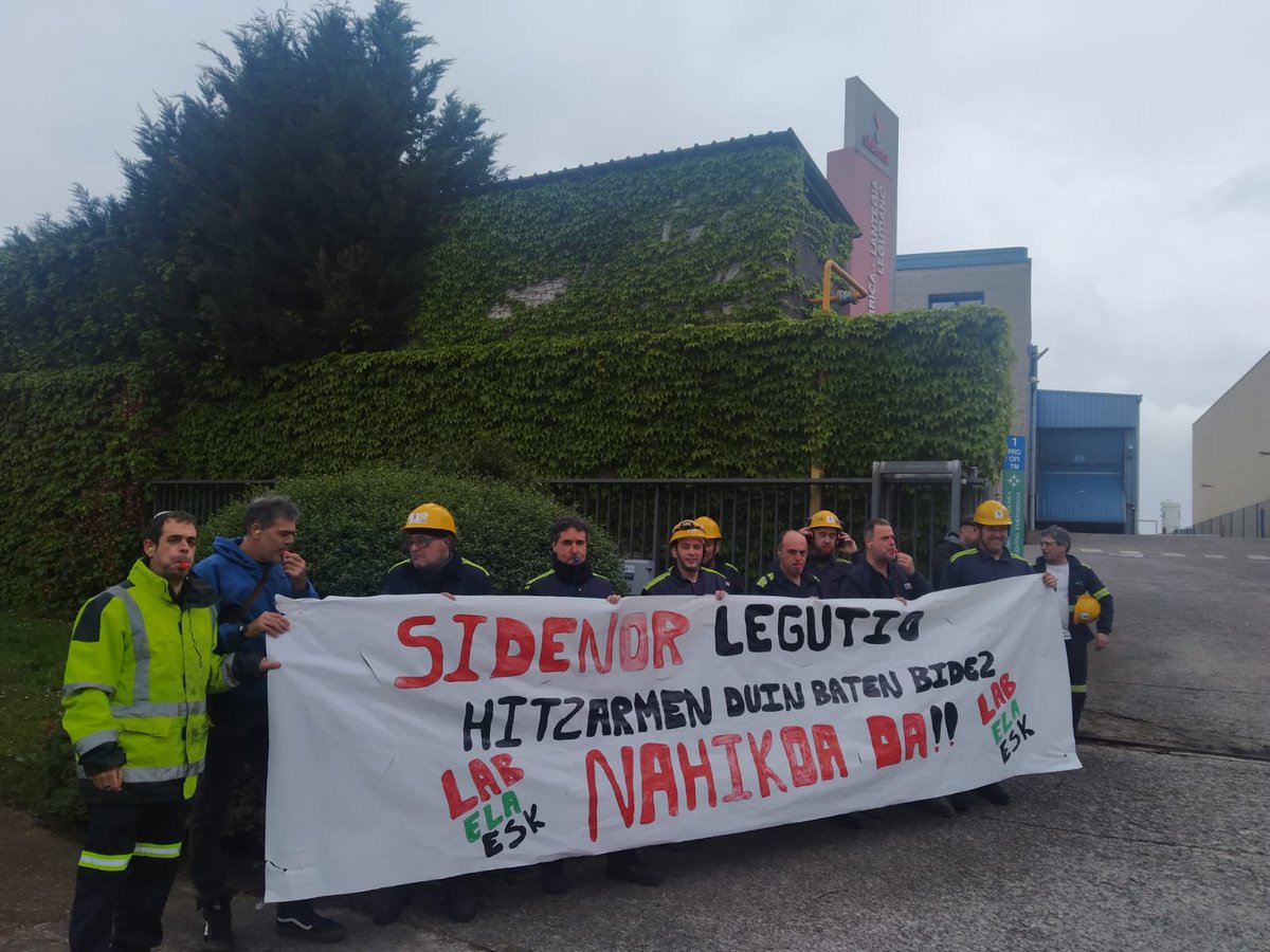 🏭Legutioko lantegiko Sidenor Aceros Especiales enpresako batzordeak mobilizazioei ekin die bidezko hitzarmen bat lortzeko ▶️Enpresak hitzarmenaren negoziazioa blokeatu du, eta eskubideak okerragotzea exijitu du elkarrizketekin jarraitzearen truke 🔗labur.eus/DFPBB