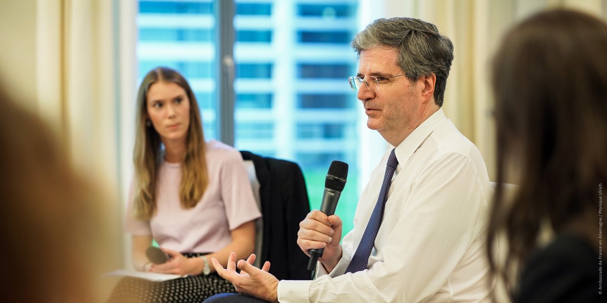 Gestern war das @ofaj_dfjw-Netzwerkprogramm #GenerationEU für 🇩🇪-🇫🇷 Nachwuchskräfte @FranzBotschaft zu Gast. Über 20 junge Menschen aus unterschiedlichsten Bereichen diskutierten mit 🇪🇺-Staatsministerin @AnnaLuehrmann und Botschafter @Amb_Delattre über Klimafragen.