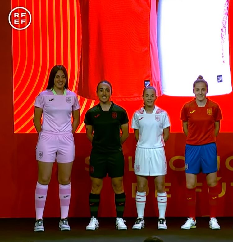 🔴La @SEFutbolFem Sala tiene nuevos diseños de @JomaSport para sus equipaciones. 🔴Hoy se ha presentado las nuevas 👕 equipaciones de la Selección Española de Fútbol Sala Femenino en Las Rozas. 📸Vía RFEF