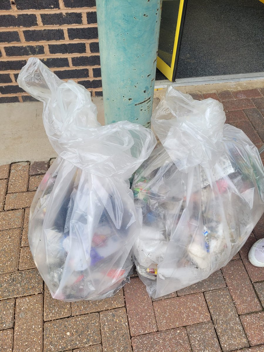 Want to join a @UHSustainable litter pick with staff and students in LMS to help keep the areas in and around campus clean and @HogFriendly - email a.smith34@herts.ac.uk to get involved. GEP and @UHertsDietetics staff teamed up over lunch to clear 2 bags of litter in 25mins!