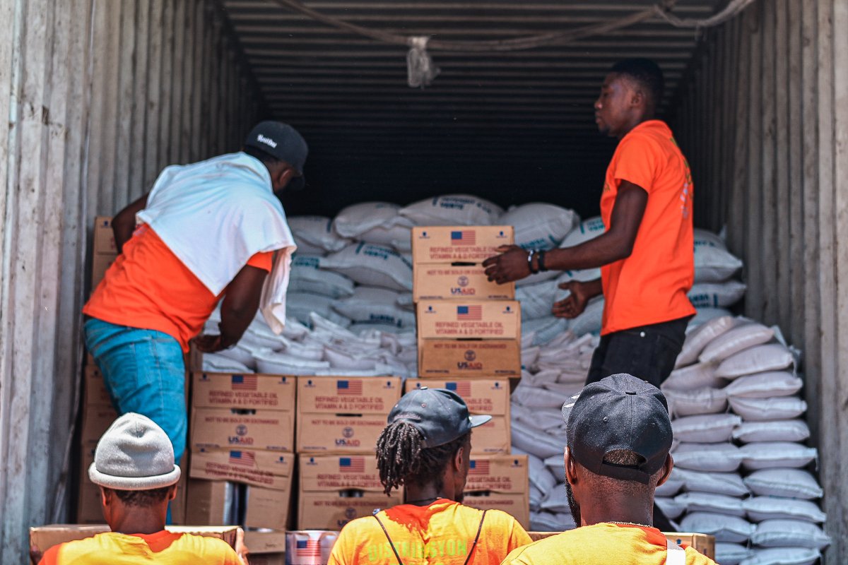 After a 2-month blockade, @WFP regained access to Cité Soleil, one of the most vulnerable & insecure areas in #Haiti. Over the past week, food deliveries have been flowing & by the end of the 2-week operation, 630 tons of food will have been distributed to over 95,000 people.