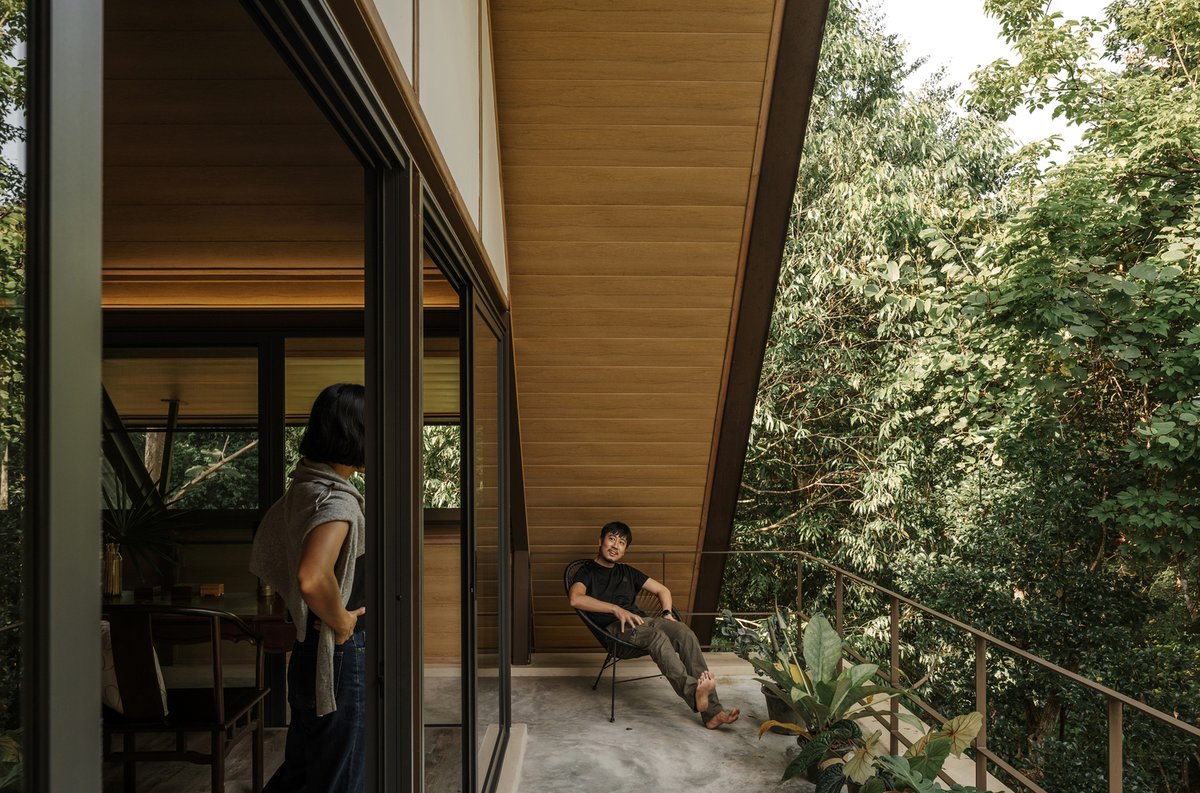 Mae Rim #House project was born from the family's aspiration to relocate from the hustle and bustle of #Bangkok to the serene landscapes of Mae Rim District, Chiang Mai Province. ow.ly/AT9m50RFyvO #architecture #interiordesign