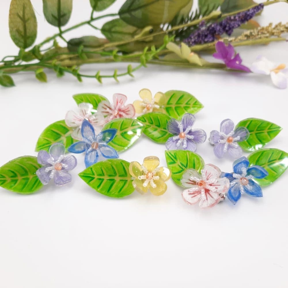 These little Flower Blossom Brooches by @Cheryls_Jewels make a lovely accent to your outfit  thebritishcrafthouse.co.uk/product/flower… 
#CGArtisans #jewellery