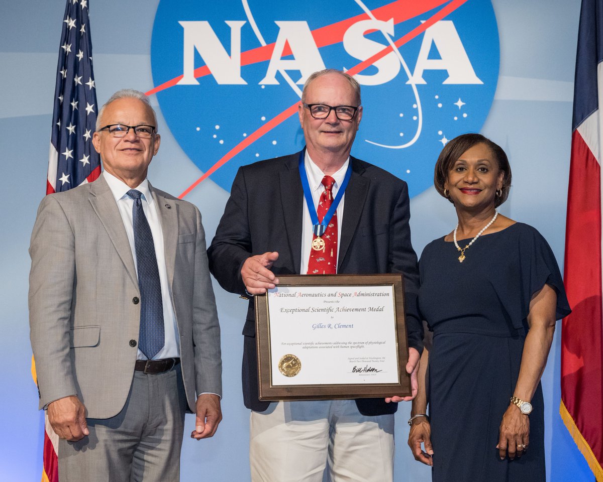 Gilles Clément, chaire d'excellence @RegionNormandie au laboratoire COMETE @Inserm @Universite_Caen, reçoit la médaille pour réalisation scientifique exceptionnelle de la NASA, de l'Administrateur-Adjoint de la NASA et de la Directrice du @NASA_Johnson Space Center🚀
