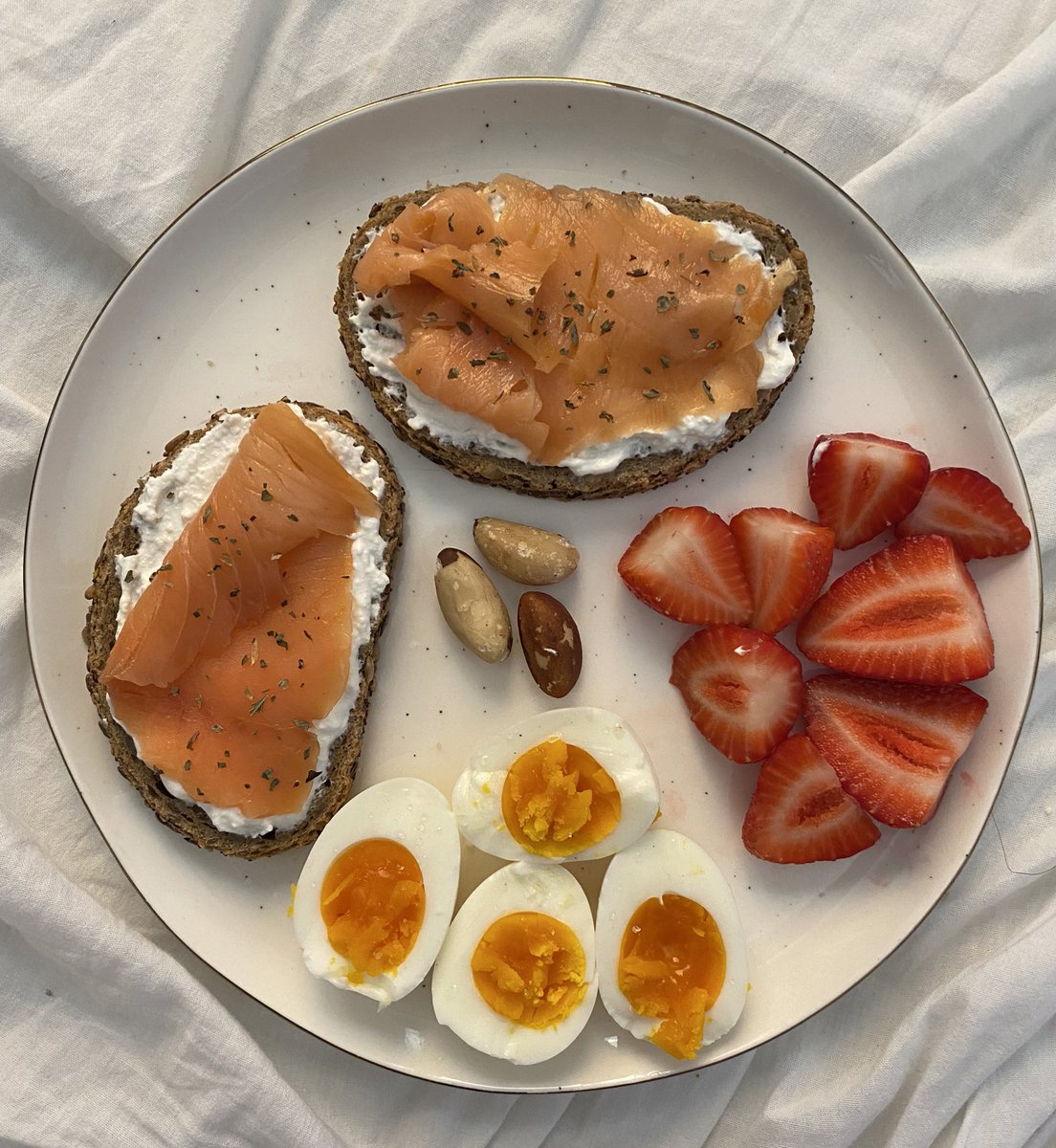 hello loves, i’m doing my best to take care of myself. i hope you’re doing well too 🍓