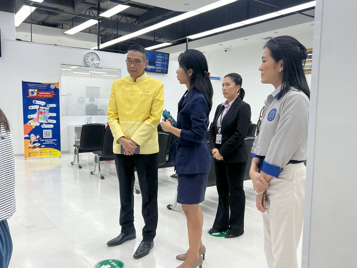 FM @AmbPoohMaris visited Phetchaburi Temporary Passport Office at Robinson Phetchaburi, emphasized Passport Office’s role to collaborate closely with Phetchaburi Provincial Office & other relevant agencies to elevate well-being of people in provincial & nearby areas, as well as