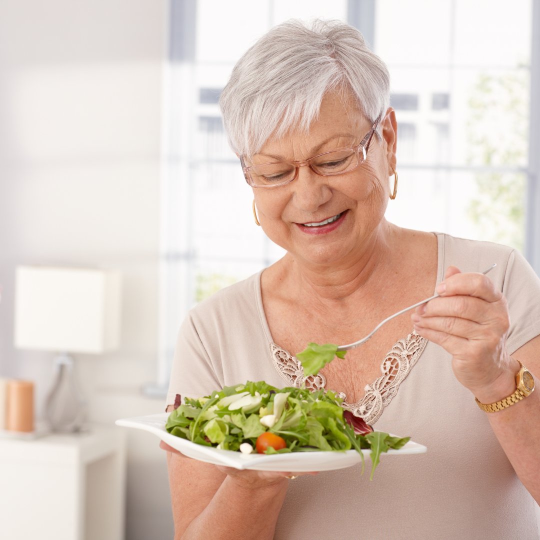 Did you know that a healthy balanced diet can keep your blood pressure under control and reduce your risk of type 2 diabetes – all of which may help reduce your risk of dementia? Learn more ⬇️ ow.ly/jkja50RFy5P #DementiaActionWeek