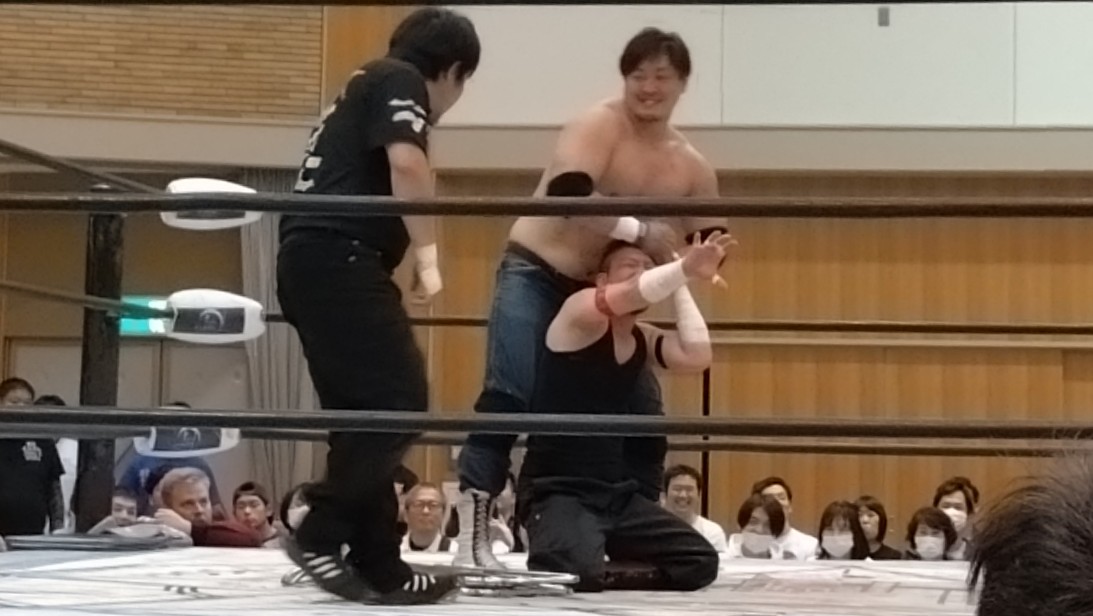 大日本プロレス 出雲大会
プラタナスホール
セミファイナル
ストリートファイトデスマッチ

野津朋也選手
デスマッチチャンピオンの
神谷選手に額を割られ
流血しました😨

#bjw 
#松江だんだんプロレス 
#だらずプロレス