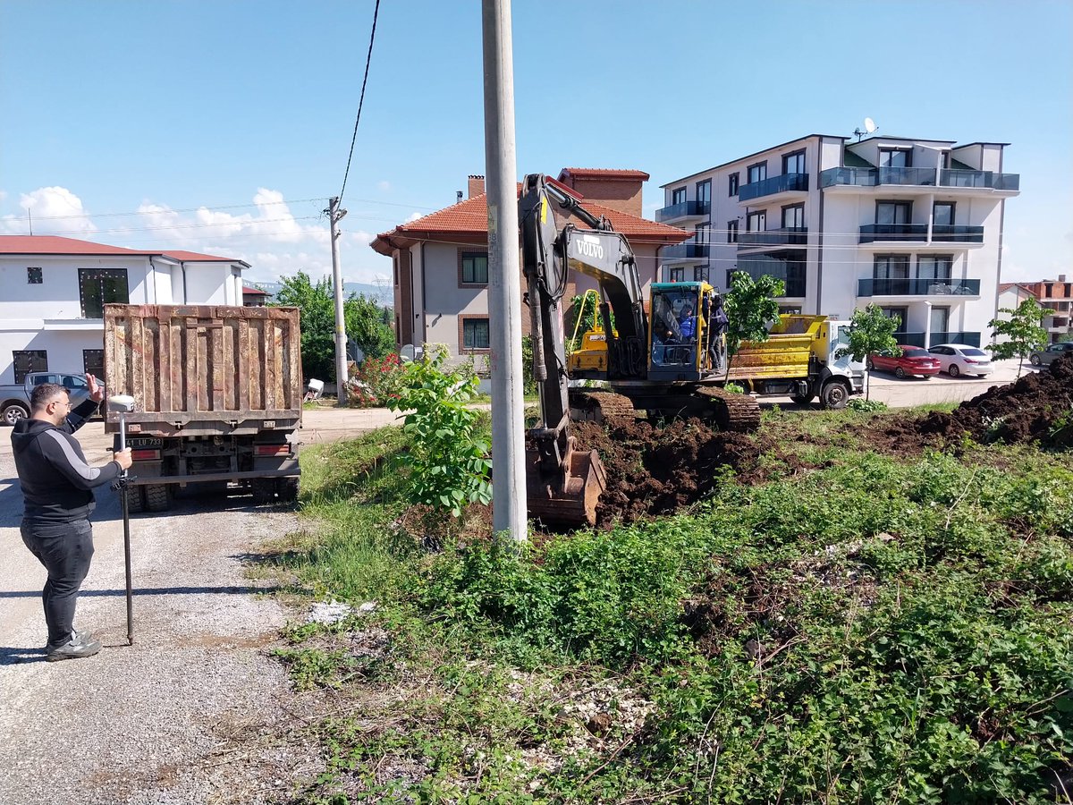 📍 Yeşilyurt Mahallesi Hicri Sokak üzerinde yapımına başlanan 🛝 parkımız için zemin calışmasına başlandı. 🚧 Kolay gelsin arkadaşlar #Estetikİşler