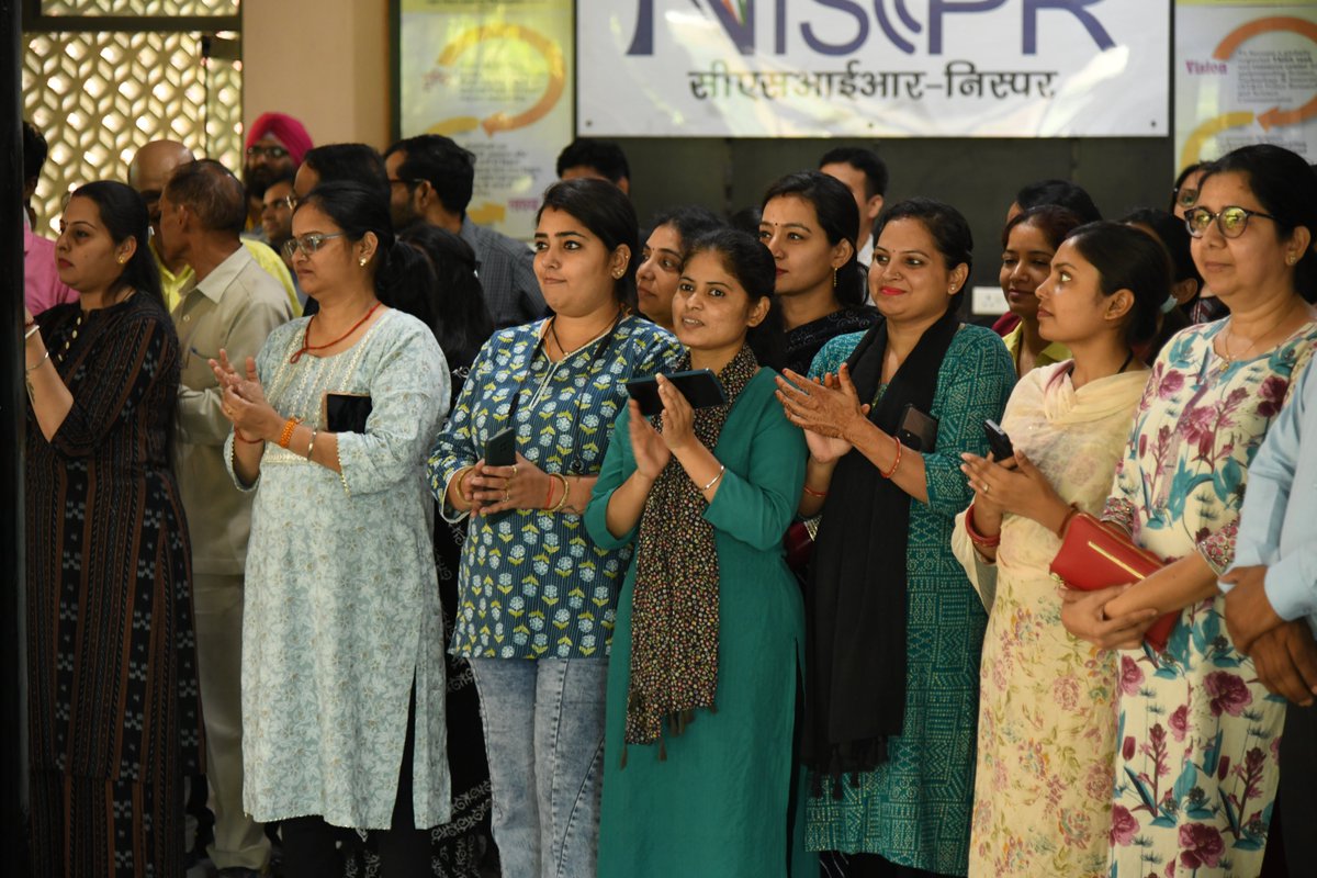 More glimpses of ‘Nukkad Natak’, a street play during #SwachhataPakhwada Week, performed by the @SMCC_N team of CSIR-NIScPR. #nukkadnatak #electronicwaste @CSIR_IND @SMCC_NIScPR @PIB_India @DDNational @SwachhBharatGov @AkashvaniAIR