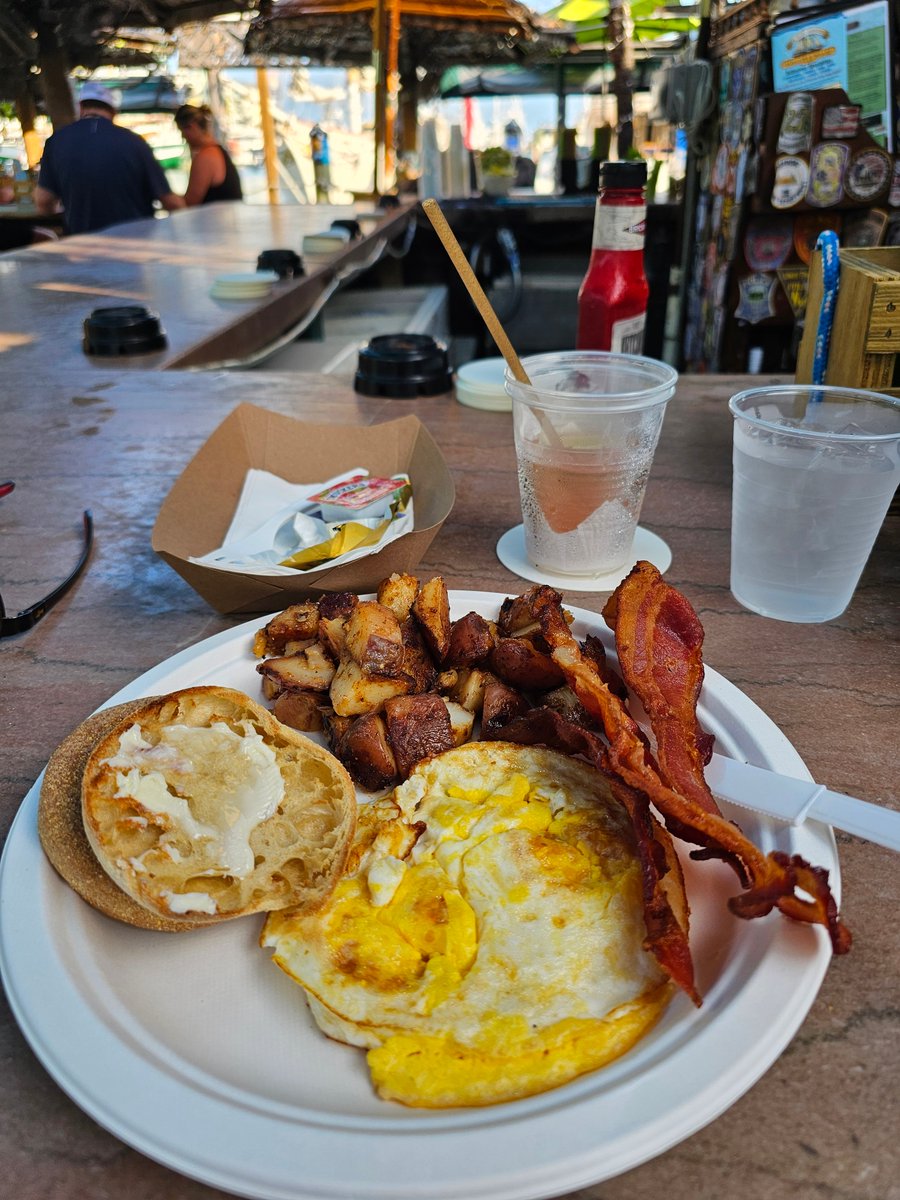 Who needs a wake-up call when you can have a Schooner Breeze? 😉 Breakfast happy hour at Schooner Wharf Bar is calling your name. (Thanks, Brook, for making our morning so special!) #SchoonerWharfBar #KeyWest #HappyHour #KeyWestBreakfast #VacationMode