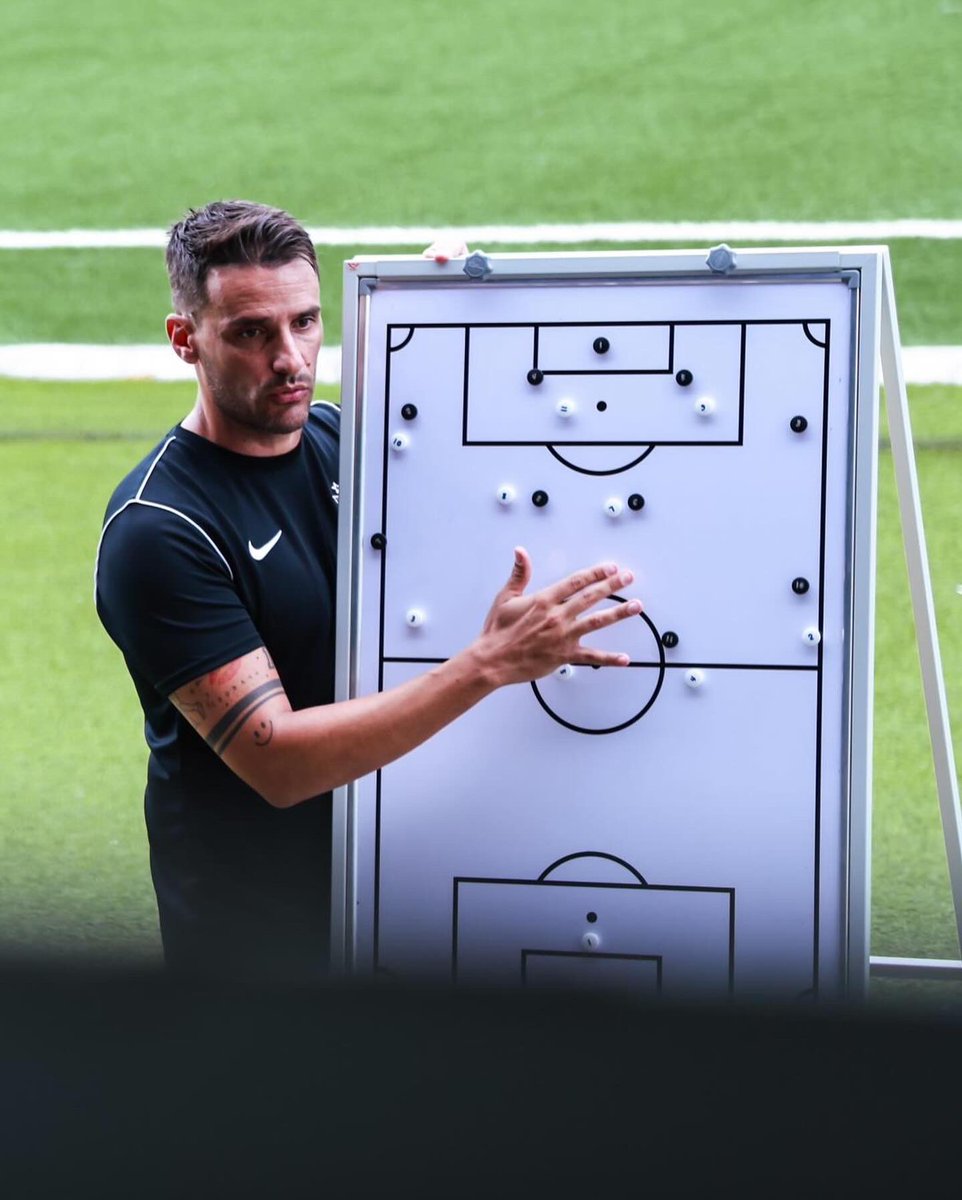 Después de una larga pretemporada de tres meses, el próximo lunes empieza la competición. Gracias a mi staff y a los jugadores por el trabajo hecho hasta ahora.Muy feliz de continuar en este gran club, este año como entrenador del segundo equipo de @oficialjohor.