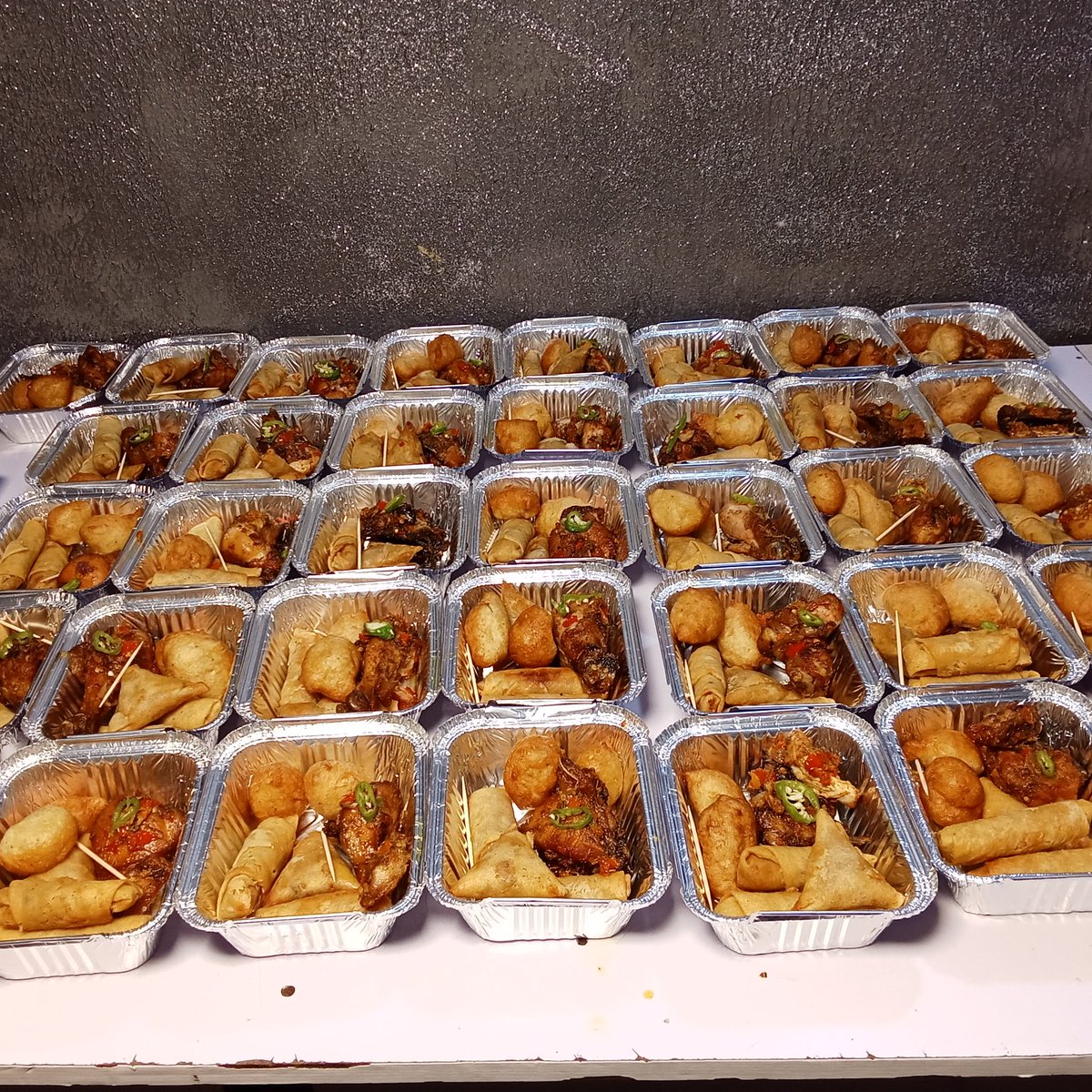 NBennymart's tweet photo. Buy small chops..
Wahala no dey finish.
We are located in the city of Asaba..
Click the link in my bio to place an order.
✍️Cakediva.
#pearldott #suprisesinasaba #foodtrayinasaba #smallchopsinasaba #asababaker #cakesinasaba #foodtrays #eventplanning #eventdecor #eventmanagement #hospitalitymanagement #catering #cateringservice #BirthdayParty #weddingplanner #smallchopsinlagos #smallchopsvendor #smallchopsinnigeria