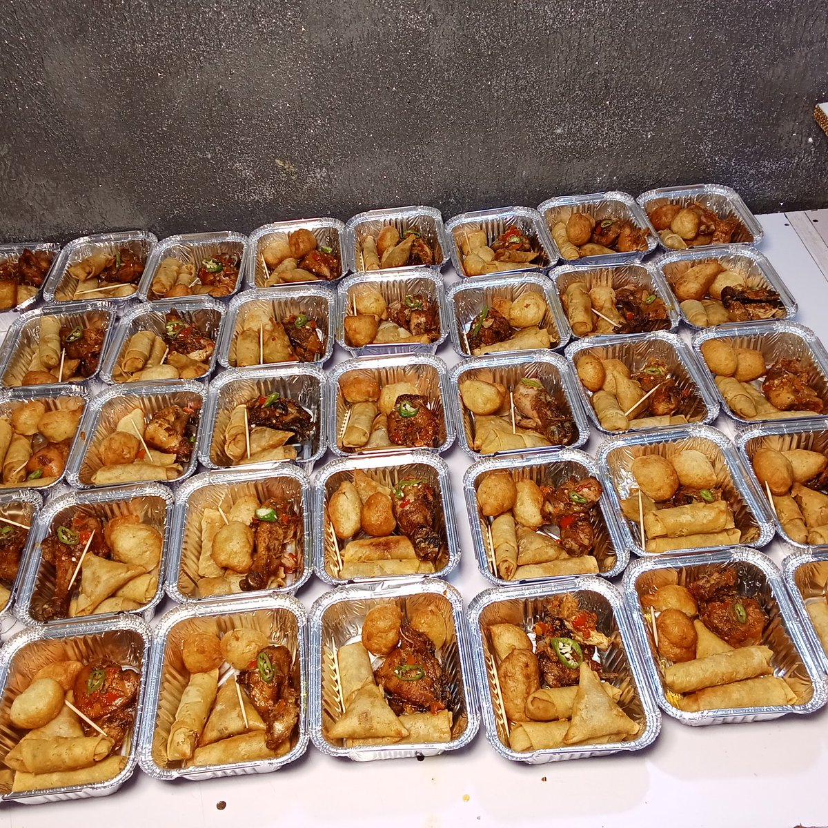 Buy small chops..
Wahala no dey finish.

We are located in the city of Asaba..

Click the link in my bio to place an order.

✍️Cakediva.

#pearldott #suprisesinasaba #foodtrayinasaba #smallchopsinasaba #asababaker #cakesinasaba #foodtrays #eventplanning #eventdecor
