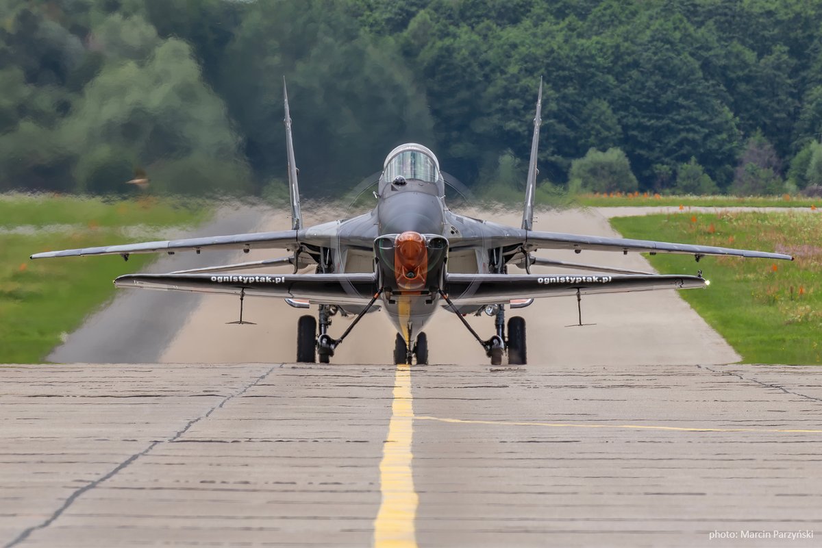 'I don't want to be paranoid, but I still have a feeling like I'm being followed' 😎
A Polish Air Force 🇵🇱 MiG-29 flown by Lt. Col. Piotr 'Kuman' Iwaszko and aerobatic XtremeAir XA41 flown by Artur Kielak back at the base after an incredible joint flying display.
(photo by me)