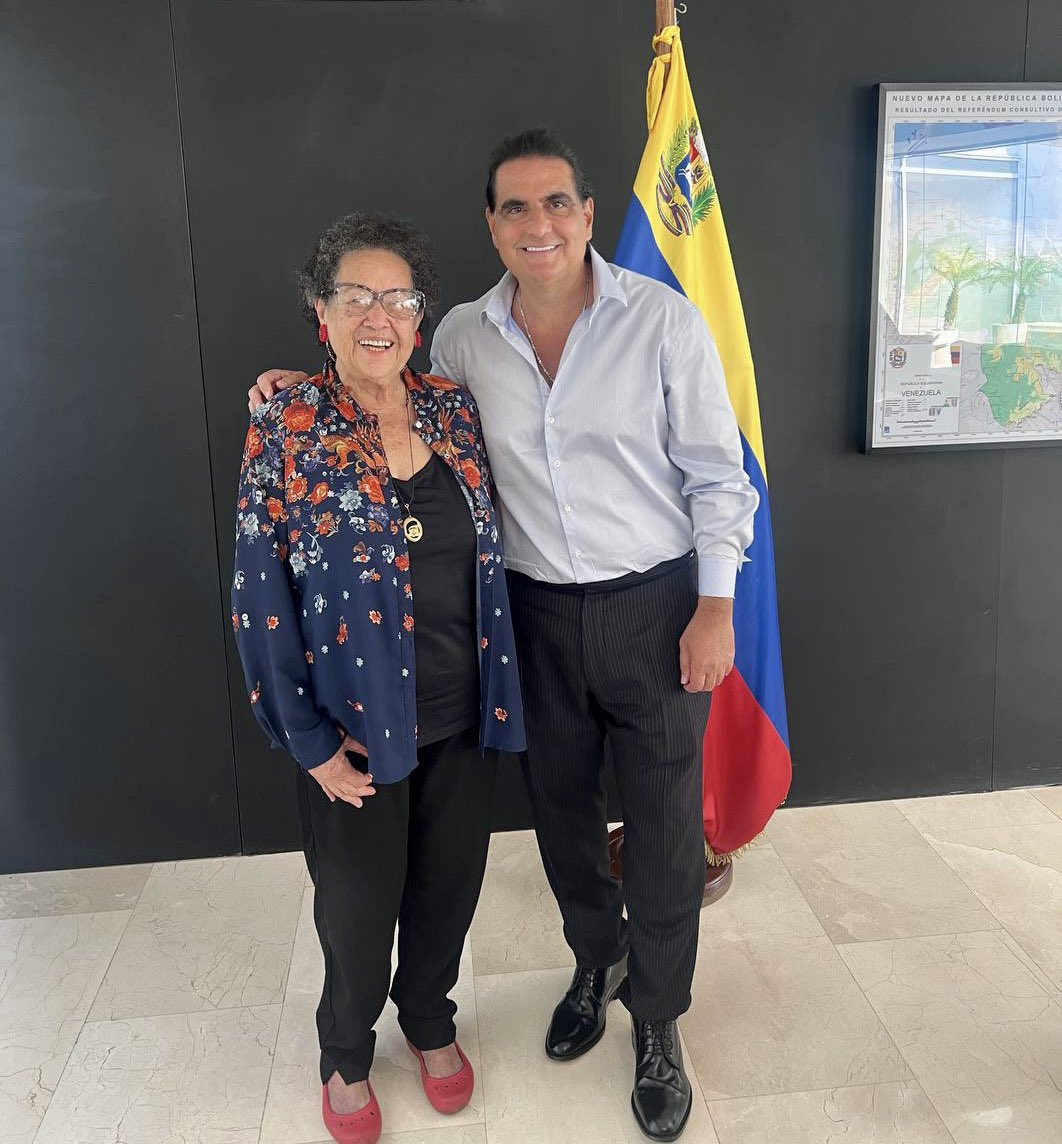 Reuniones con grandes personalidades que han aportado para la construcción de proyectos para la recuperación económica del país
#FreeAlexSaab
#VenezuelaVaPaArriba #5SenasDelPueblo