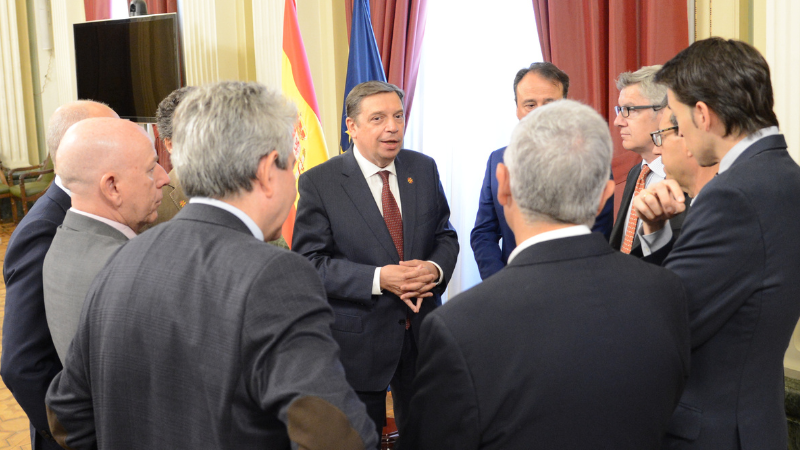 LuisPlanas's tweet photo. El Gobierno apoya al sector cárnico español en su promoción internacional.
Hemos firmado un convenio con las interprofesionales #Interovic, #Interporc y #Provacuno para respaldar su vocación exportadora.
Favorece al entorno rural donde se concentra la producción #ganadera. https://t.co/TXGqkAVNrK