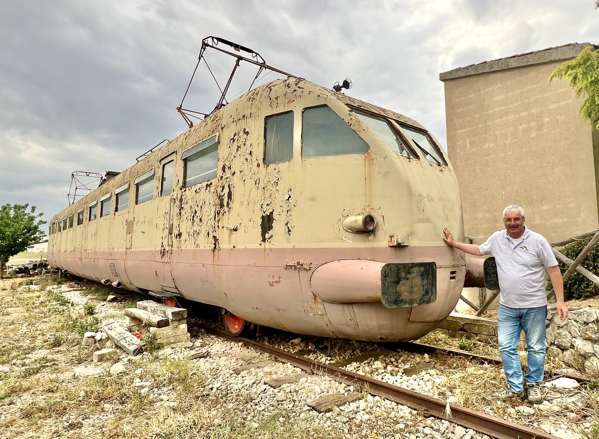 🤩 Wow - what a find! An ‘ALe 782’. A beautiful 1938 luxury 130kmh/80mph electric high speed train. This train must have seen some history. In a country that loves its railway heritage it’s sad to see it in such a neglected state. Of course, there’s quite a story to it ⬇️🧵