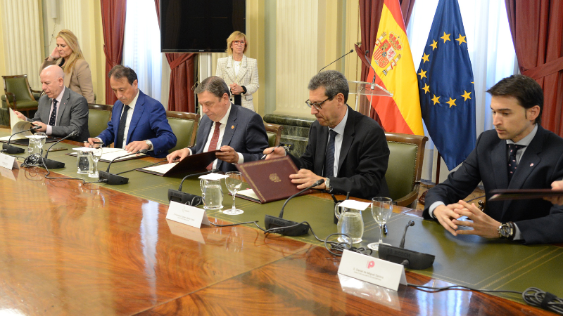 LuisPlanas's tweet photo. El Gobierno apoya al sector cárnico español en su promoción internacional.
Hemos firmado un convenio con las interprofesionales #Interovic, #Interporc y #Provacuno para respaldar su vocación exportadora.
Favorece al entorno rural donde se concentra la producción #ganadera. https://t.co/TXGqkAVNrK
