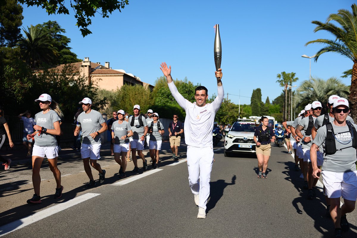 Alors qu’Axel Mazella, soutenu par la @BPMed, débute aujourd’hui les championnats du monde de kitefoil, retour en photos sur son passage à Toulon en tant que porteur de la Flamme Olympique de @Paris2024 🔥 Des instants magiques pour Axel, sélectionné pour représenter la France à