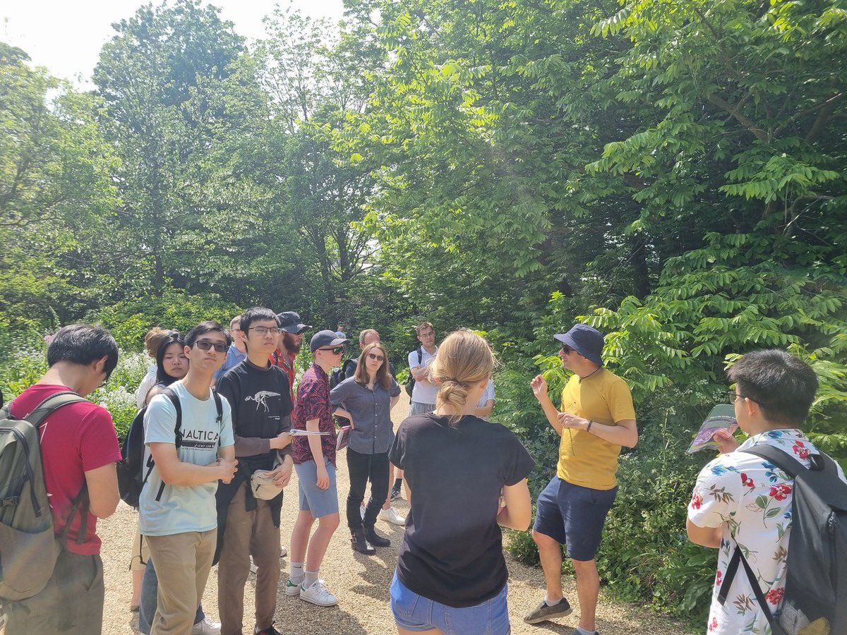 Last Sunday was perfect weather for a trip to @CUBotanicGarden. Here is @HamishSymington giving members of @cambridgescisoc a tour - and trying to convince a few more to study Part IB Plant and Microbial Sciences! Thanks to Jeremy Lee @cambridgescisoc for the photo.