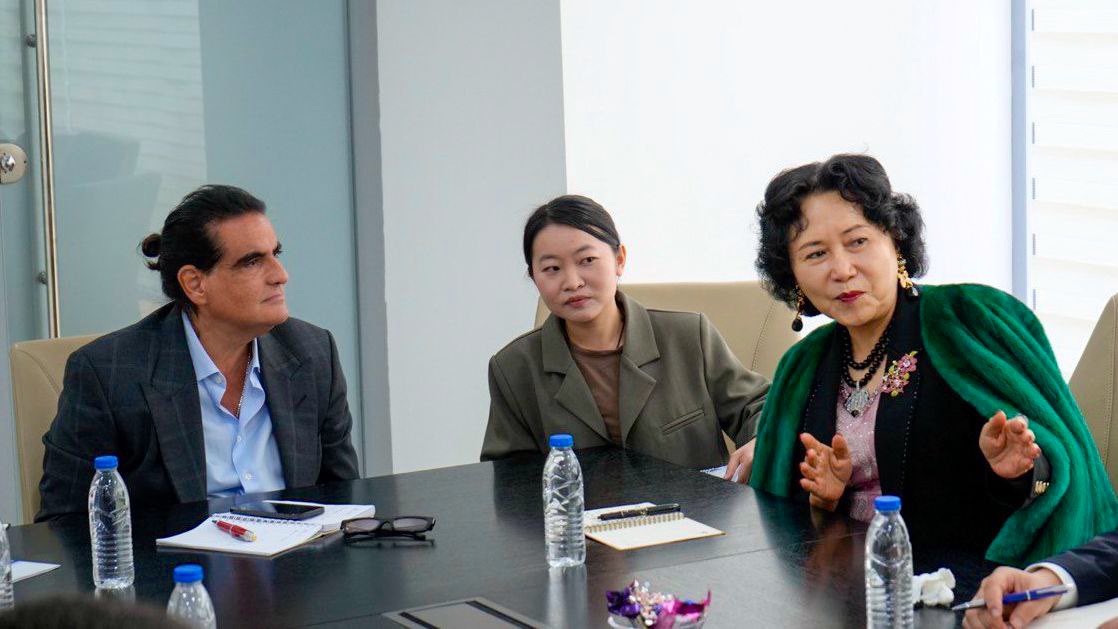 El pdte del <a href="/CiipVen/">Centro Internacional de Inversión Productiva</a> <a href="/AlexNSaab/">Alex Saab</a> expresó "Continuamos impulsando el desarrollo de las inversiones en diversos sectores productivos del país. En esta ocasión, recibimos a una alta delegación del Instituto de Altos Estudios de Zonas Económicas Especiales de Shenzhen, China."