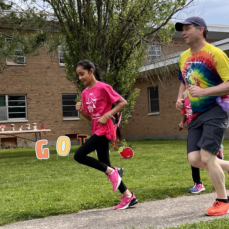 SCSchools's tweet photo. 📸👟Girls on the Run 5k practice run at Keane📸👟

Keane was one of the first GOTR teams in the Capital Region when it began in 2014. Yesterday, alumni from the 2014 Keane team returned to cheer and practice with the 2024 team. The Girls on the Run 5k takes place this Saturday. https://t.co/nqOq3SmOjZ