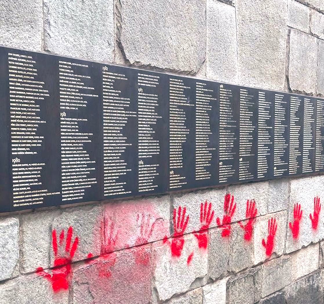 Ces 'mains ensanglantées' sur le Mur des Justes du Mémorial de la Shoah sont absolument choquantes… Tout comme la série d’étoiles de David sur le mur de nos villes après l’horreur du 7 octobre dernier l’était tout autant… Tout comme il a été absolument sidérant de découvrir