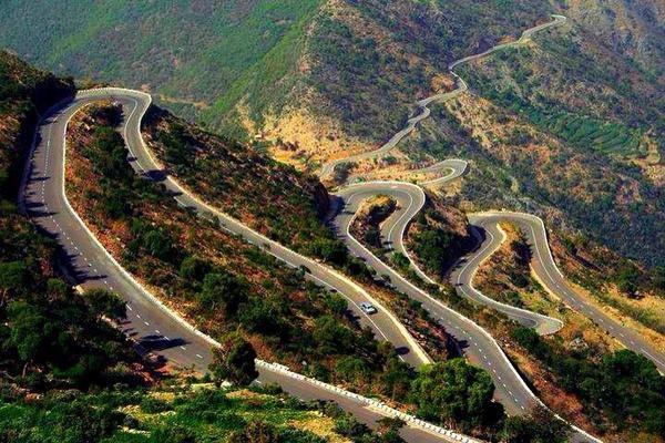I don't know the experience it takes for one to be able to drive in such corners of Kisoro district without causing accidents.
@Kisoro district
#ExploreUganda
#EnjoyUganda