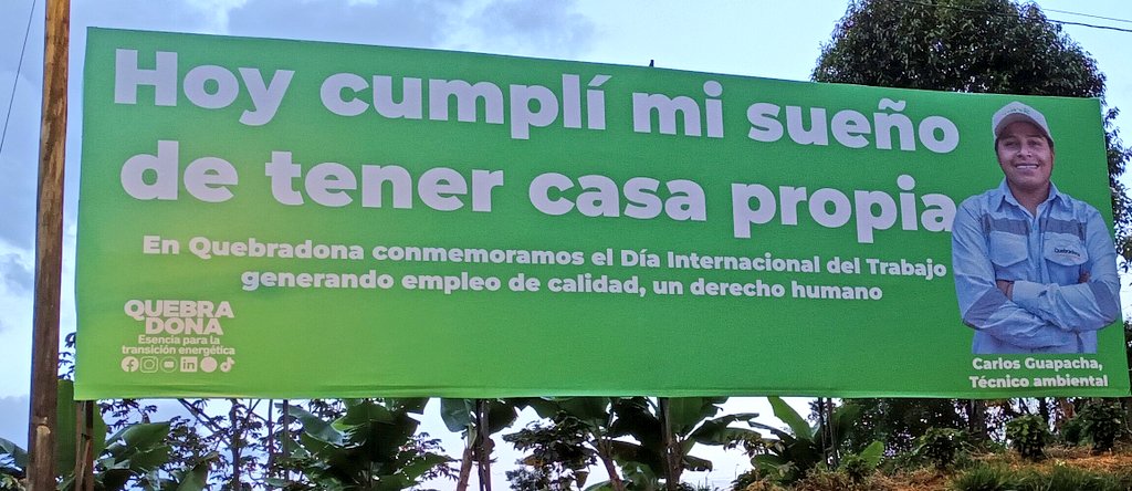 La valla de la Anglogold Ashanti a la entrada de Jericó Antioquia y su estrategia de zanahoria y garrote en el municipio: 'casa para los que están conmigo, querella para los que están contra mi' @susanamuhamad @AlvaroPardo8 #JericóSinMinería #FueraAnglogold