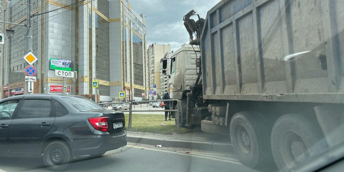 На Московском шоссе в Самаре произошло тройное ДТП — тяжелый грузовик вылетел с дороги . Днем 14 мая движение на центральной магистрали города оказалось осложнено из-за ДТП с участием трех автомобилей: oboz.info/na-moskovskom-…