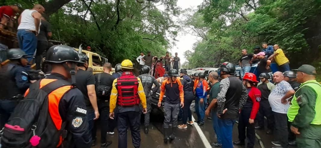 Colisión múltiple deja ocho muertos en San Juan de Los Morros tinyurl.com/4ua8ufny