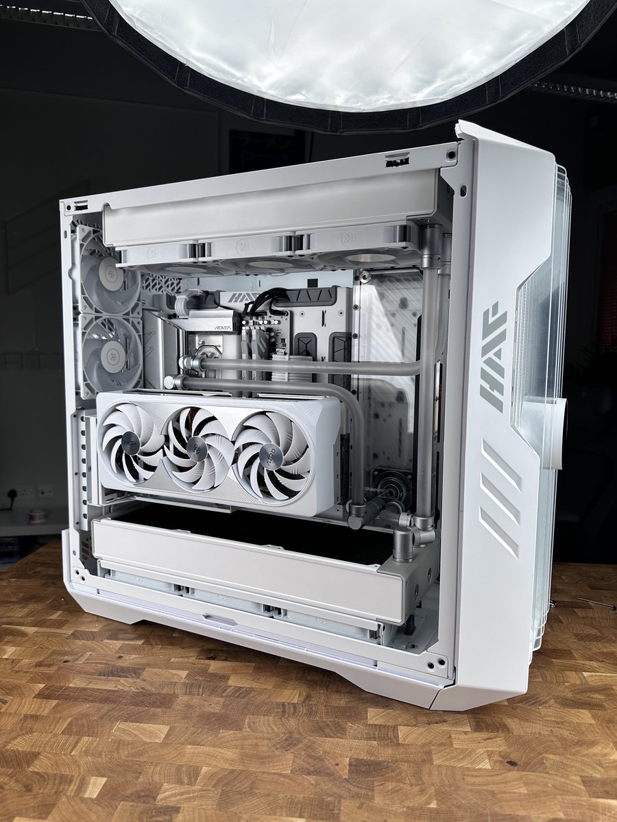 Quick BTS shot before we fill her up!

This. Is. The HAF 700 EVO. White edition.

@CoolerMasterUK 
@CoolerMaster 
@CoolerMaster_NA 

#pcbuild #watercooledpc #gamingrigs #pcmr #pcmasterrace